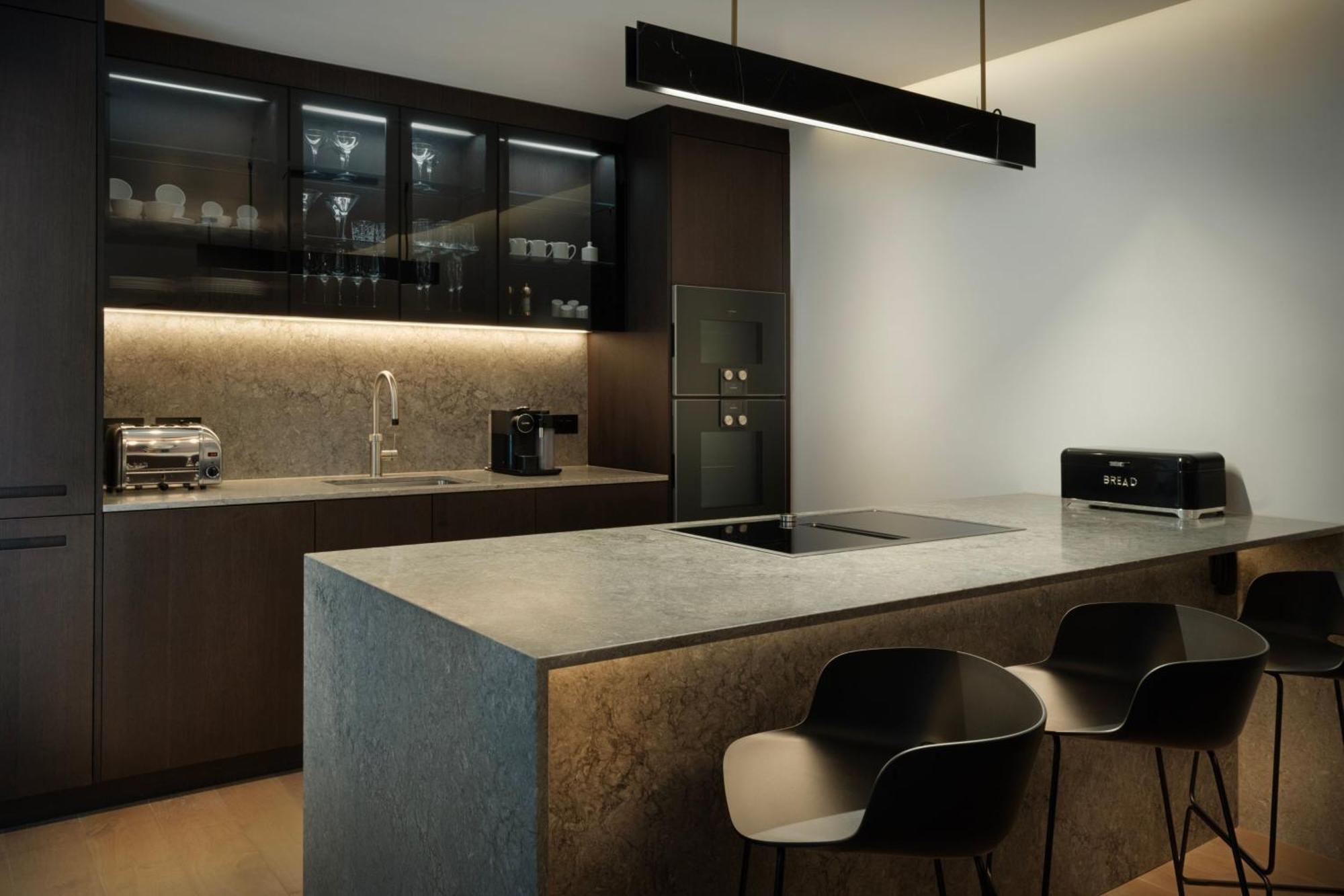 The Westin London City Εξωτερικό φωτογραφία A kitchen with a linear pendant light